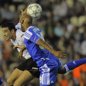 Soldado y Alves mantienen con vida al Valencia Soldado y Alves mantienen con vida al Valencia