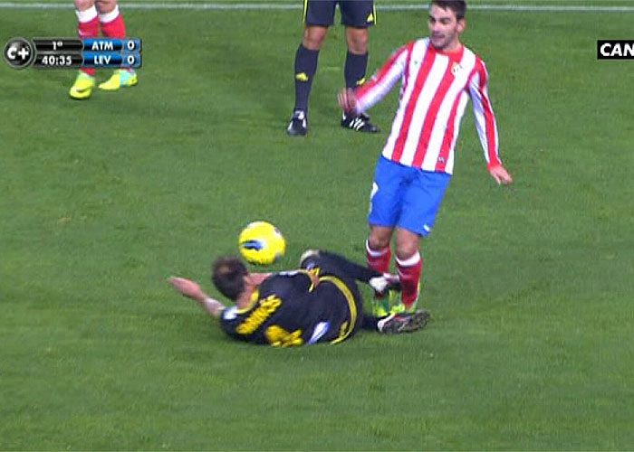 Pérez Montero no pita un claro penalti sobre Adrián