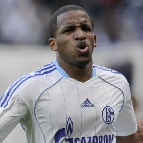 El Schalke quiere desprenderse de Farfán El Schalke quiere desprenderse de Farfán