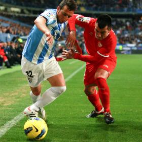 El Málaga gana y el Sevilla se queja en un derbi espeso El Málaga gana y el Sevilla se queja en un derbi espeso