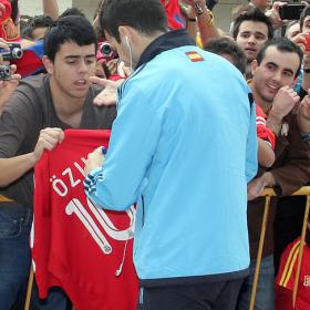 Cesc firma un autógrafo en una camiseta del Madrid Cesc firma un autógrafo en una camiseta del Madrid
