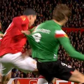 Florian Meyer se tragó un penalti y un fuera de juego Florian Meyer se tragó un penalti y un fuera de juego