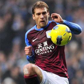 La afición del Aston Villa rinde un homenaje a Petrov La afición del Aston Villa rinde un homenaje a Petrov