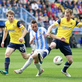 El Málaga se enreda y el árbitro le anula un gol legal El Málaga se enreda y el árbitro le anula un gol legal