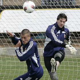 Leo Franco, Oriol y Zuculini se enzarzan entrenando Leo Franco, Oriol y Zuculini se enzarzan entrenando
