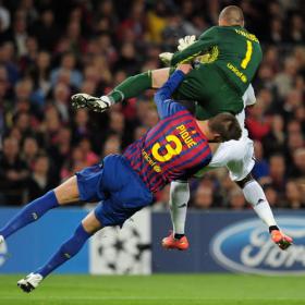 Piqué, sustituido tras un brutal choque con Valdés Piqué, sustituido tras un brutal choque con Valdés