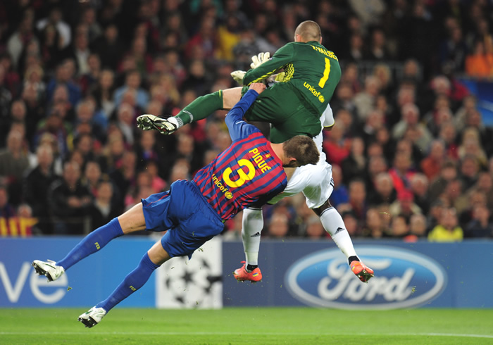 Piqué, al hospital tras chocar con Valdés