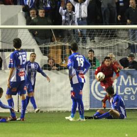 Pepe Díaz salva al Córdoba y deprime más al Alcoyano Pepe Díaz salva al Córdoba y deprime más al Alcoyano