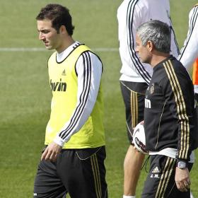 Mourinho no quiere que Higuaín deje el Madrid Mourinho no quiere que Higuaín deje el Madrid