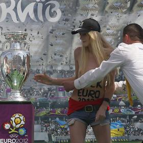 Intento de boicot de FEMEN en un acto de la Eurocopa Intento de boicot de FEMEN en un acto de la Eurocopa