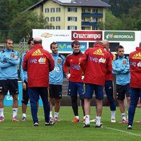 1.500 personas corean a 'La Roja'; Adrián apunta a titular 1.500 personas corean a 'La Roja'; Adrián apunta a titular