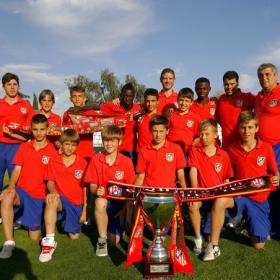 El alevín celebró el título en Majadahonda El alevín celebró el título en Majadahonda