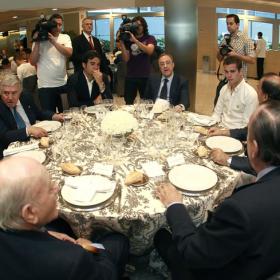 Florentino Pérez felicita al Castilla en el Bernabéu Florentino Pérez felicita al Castilla en el Bernabéu