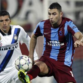 Burak Yilmaz, principal candidato a ser el tercer punta Burak Yilmaz, principal candidato a ser el tercer punta