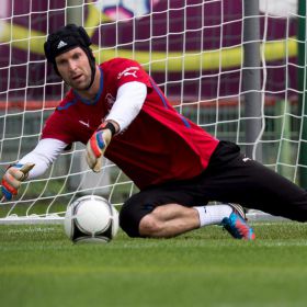 Cech: "Tras el mal comienzo, debemos ir a por el partido"
