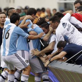 La locura por Messi se desata en Argentina tras su hat-trick a Brasil La locura por Messi se desata en Argentina tras su hat-trick a Brasil