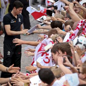 Subastan la camiseta de Lewandowski por 100.000 euros