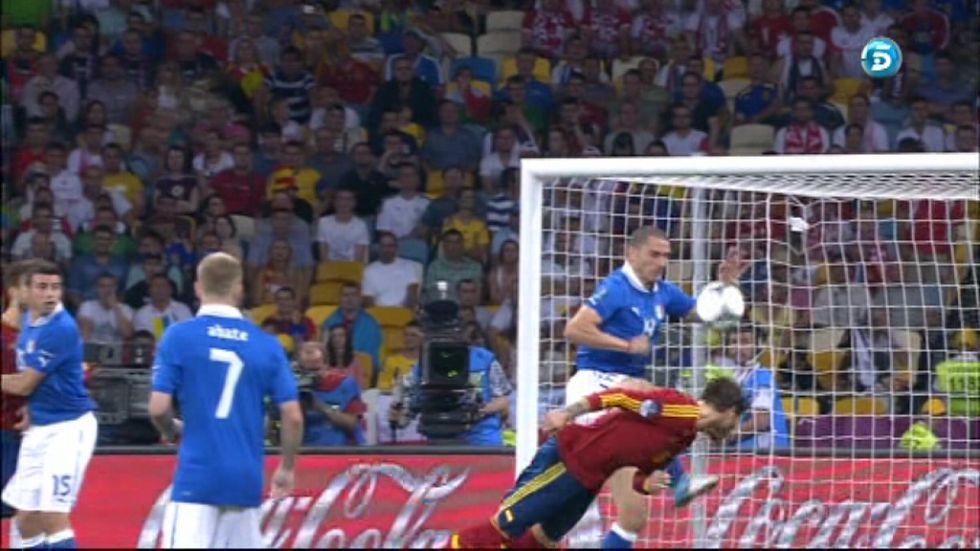 Penalti no pitado por mano de Bonucci tras remate de Ramos