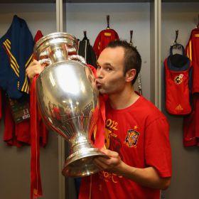 Iniesta desmiente que vaya a donar la prima de la Eurocopa
