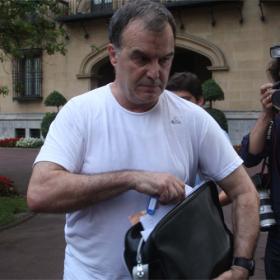 Bielsa decide seguir tras su enfrentamiento con la junta Bielsa decide seguir tras su enfrentamiento con la junta