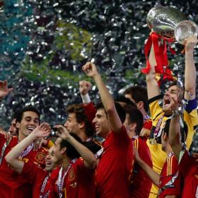 Gdansk subasta un balón y una bandera firmada por 'La Roja' Gdansk subasta un balón y una bandera firmada por 'La Roja'