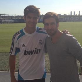 Raúl apareció por Valdebebas y saludó a Mourinho Raúl apareció por Valdebebas y saludó a Mourinho