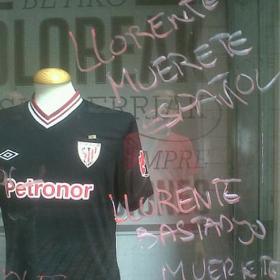 Pintadas contra Llorente en una de las tiendas del Athletic Pintadas contra Llorente en una de las tiendas del Athletic