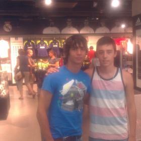 Óliver Torres, cazado en la tienda oficial del Real Madrid Óliver Torres, cazado en la tienda oficial del Real Madrid