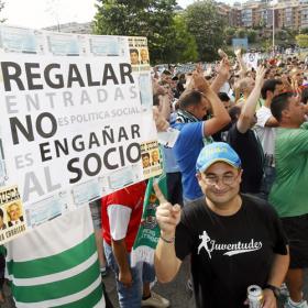 AUPA y las peñas recogen firmas contra el Consejo AUPA y las peñas recogen firmas contra el Consejo