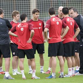 Aduriz repetirá en la punta y Muniain jugará por Herrera Aduriz repetirá en la punta y Muniain jugará por Herrera