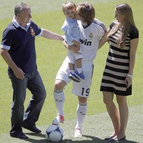 Modric firmó con el Madrid por cinco años Modric firmó con el Madrid por cinco años