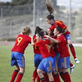España golea a Islas Feroe España golea a Islas Feroe