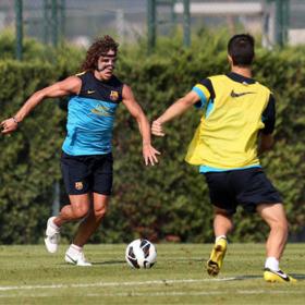 Carles Puyol se entrena con una máscara protectora Carles Puyol se entrena con una máscara protectora