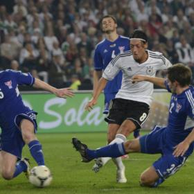 Özil se luce con doblete ante la débil Islas Feroe Özil se luce con doblete ante la débil Islas Feroe