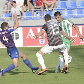 El Racing puntúa ante un Huesca que hizo casi todo El Racing puntúa ante un Huesca que hizo casi todo
