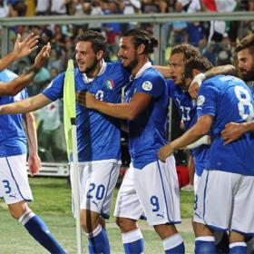 Primera victoria de Italia con un gol al principio y otro al final Primera victoria de Italia con un gol al principio y otro al final