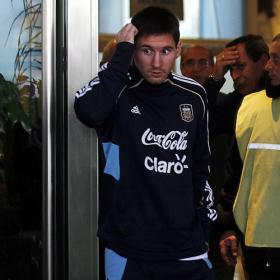 Reciben a Messi al grito de "¡Cristiano!" Reciben a Messi al grito de "¡Cristiano!"