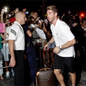 Varane entra en el once por Sergio Ramos y Essien, por Özil Varane entra en el once por Sergio Ramos y Essien, por Özil