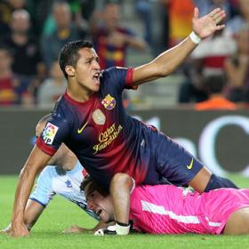 Xavi derriba el muro de Toño Xavi derriba el muro de Toño