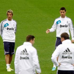 Ramos juega de lateral derecho y Xabi Alonso no es titular Ramos juega de lateral derecho y Xabi Alonso no es titular
