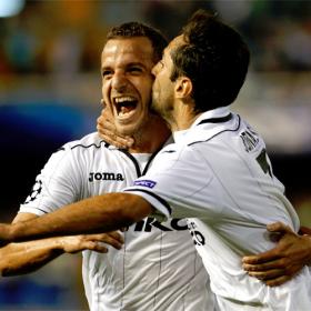 Jonas y Gago ponen en hora el reloj del Valencia en Champions Jonas y Gago ponen en hora el reloj del Valencia en Champions
