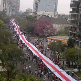 La afición de River enseña la bandera más larga del mundo La afición de River enseña la bandera más larga del mundo