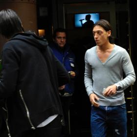 Özil: "En Madrid no puedes ni ir a comer sin que te fotografíen" Özil: "En Madrid no puedes ni ir a comer sin que te fotografíen"