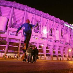 El Bernabéu se ilumina de rosa por todas las niñas del mundo El Bernabéu se ilumina de rosa por todas las niñas del mundo