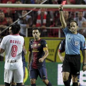 Mateu, a la nevera por sus errores en el Sevilla-Barça Mateu, a la nevera por sus errores en el Sevilla-Barça