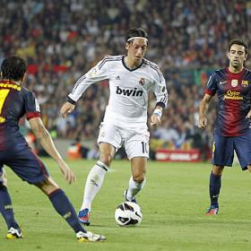 Özil ha resistido el asalto de Modric y Kaká Özil ha resistido el asalto de Modric y Kaká