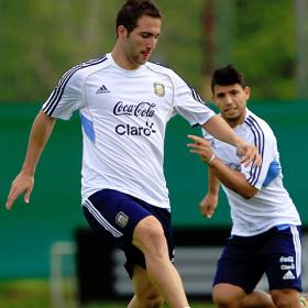 Higuaín, con un traumatismo en la cadera, duda ante Chile Higuaín, con un traumatismo en la cadera, duda ante Chile
