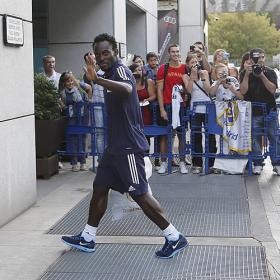 Mou piensa en Essien de '2' y Arbeloa de '3' Mou piensa en Essien de '2' y Arbeloa de '3'