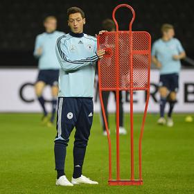 Özil contra Ibrahimovic con el liderato en juego Özil contra Ibrahimovic con el liderato en juego