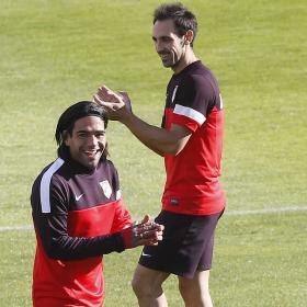 Juanfran fue arropado por el vestuario atlético Juanfran fue arropado por el vestuario atlético